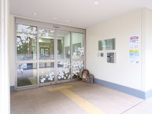 施設玄関前