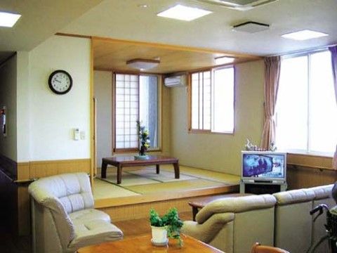 テレビやソファ、小上がりの和室もある、日が差し込む共有スペース