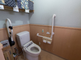 介護施設内の明るいトイレスペース