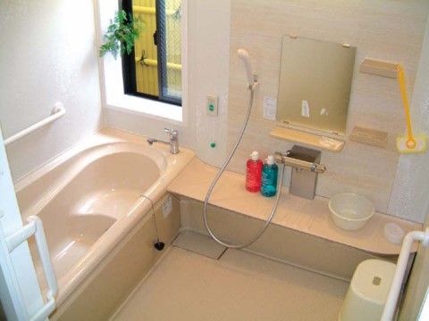 窓からは竹で作られた壁が見え、プライバシーに配慮されている。自然光が良く入り、浴室内を明るく照らしている。