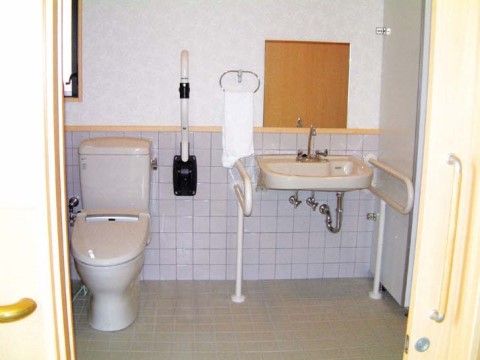 トイレは引き戸のため、お体の不自由な方でも開け閉めしやすい。タイルの床は汚れてしまっても掃除がしやすい。