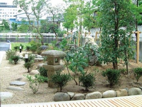 和を意識した庭園で、灯篭や石が綺麗に並べられ、それに合うように樹木の高さも手入れされている。近くには縁側が用意されている。