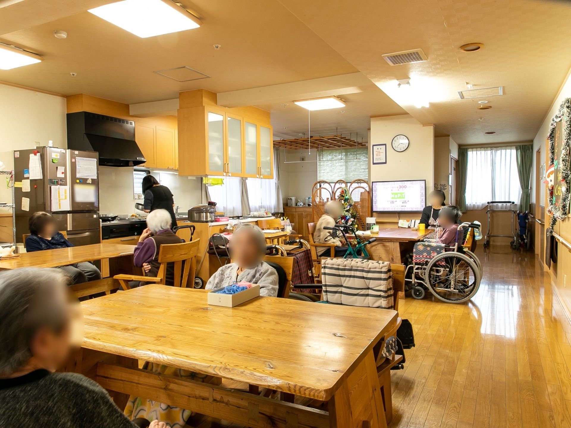 明るく家庭的な雰囲気のある食堂である。木製のどっしりとした４人掛けダイニングテーブルと椅子が完備されている。