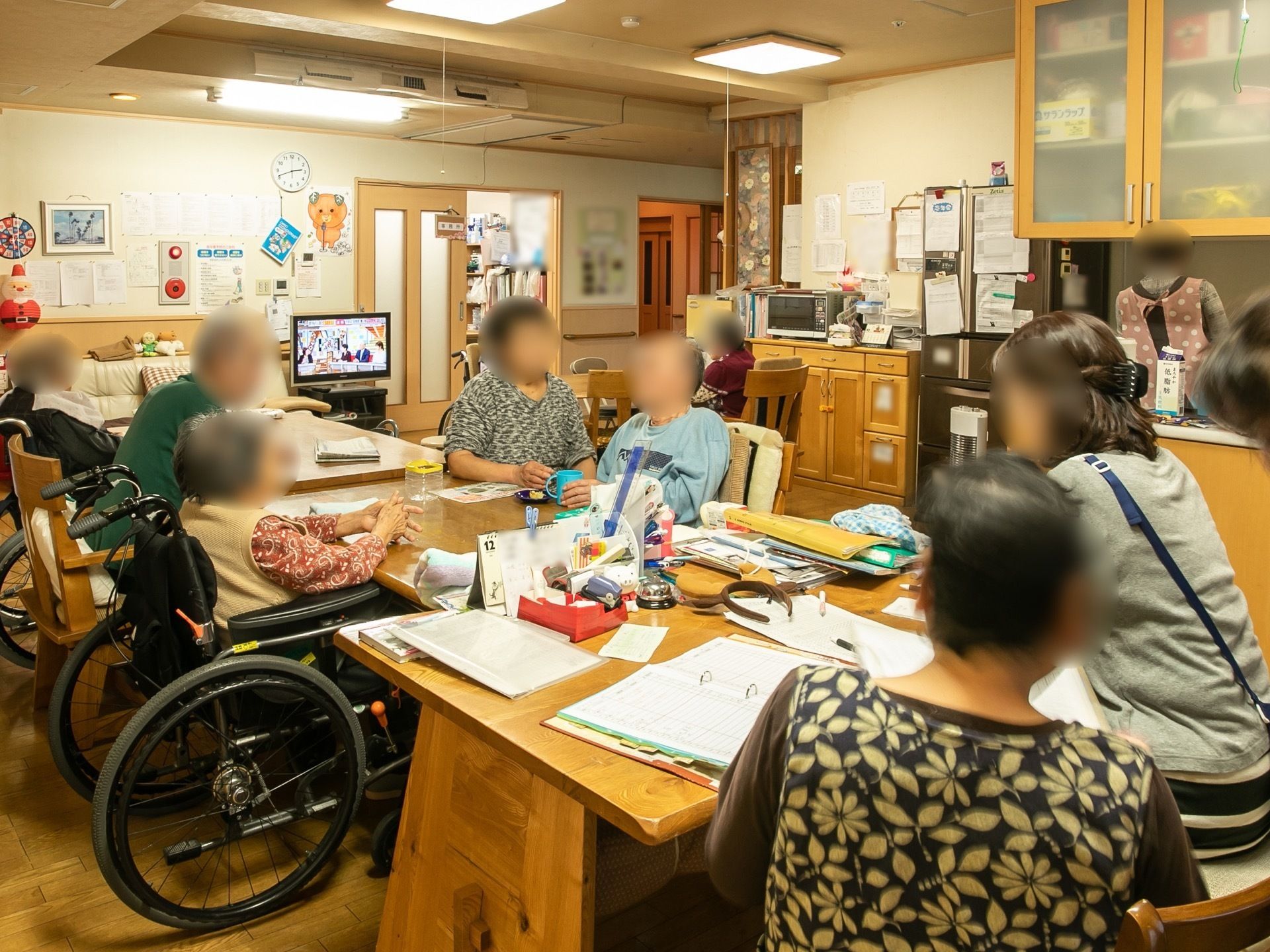 木の温もりを感じられるあたたかみのある食堂である。大型液晶テレビや、火災報知器、掛け時計が完備されている。