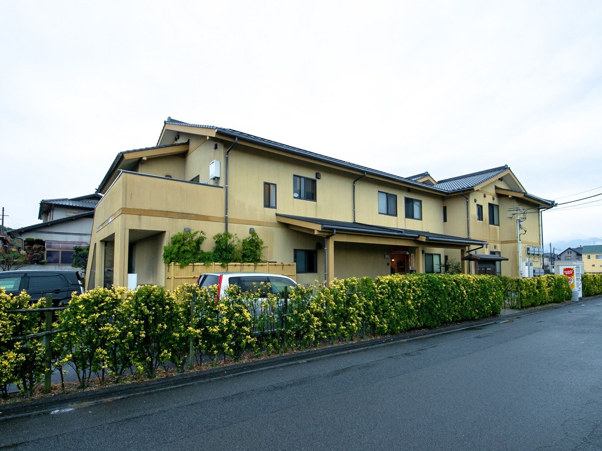 大きなお屋敷を思わせるような和風造りの建物である。周辺は手入れの行き届いた草木で囲まれており、敷地内には駐車スペースがある。