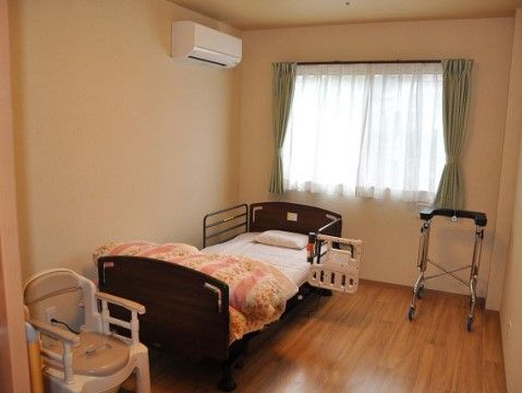 転落防止柵がついた電動ベッドやエアコンが完備され、歩行器も用意されている居室