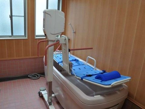 介護度の重い方にもご利用いただける浴槽のある機械浴室