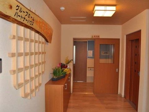 広々としたエントランスには花を飾ったり、和風の電灯やインテリアが配置されている。ゆったりとした快適な空間で気持ちよく来訪者をお迎えしている。