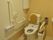 広いスペースを確保したトイレは車椅子でもお使いいただける。手すりを備え付けており、安全にご利用いただける。