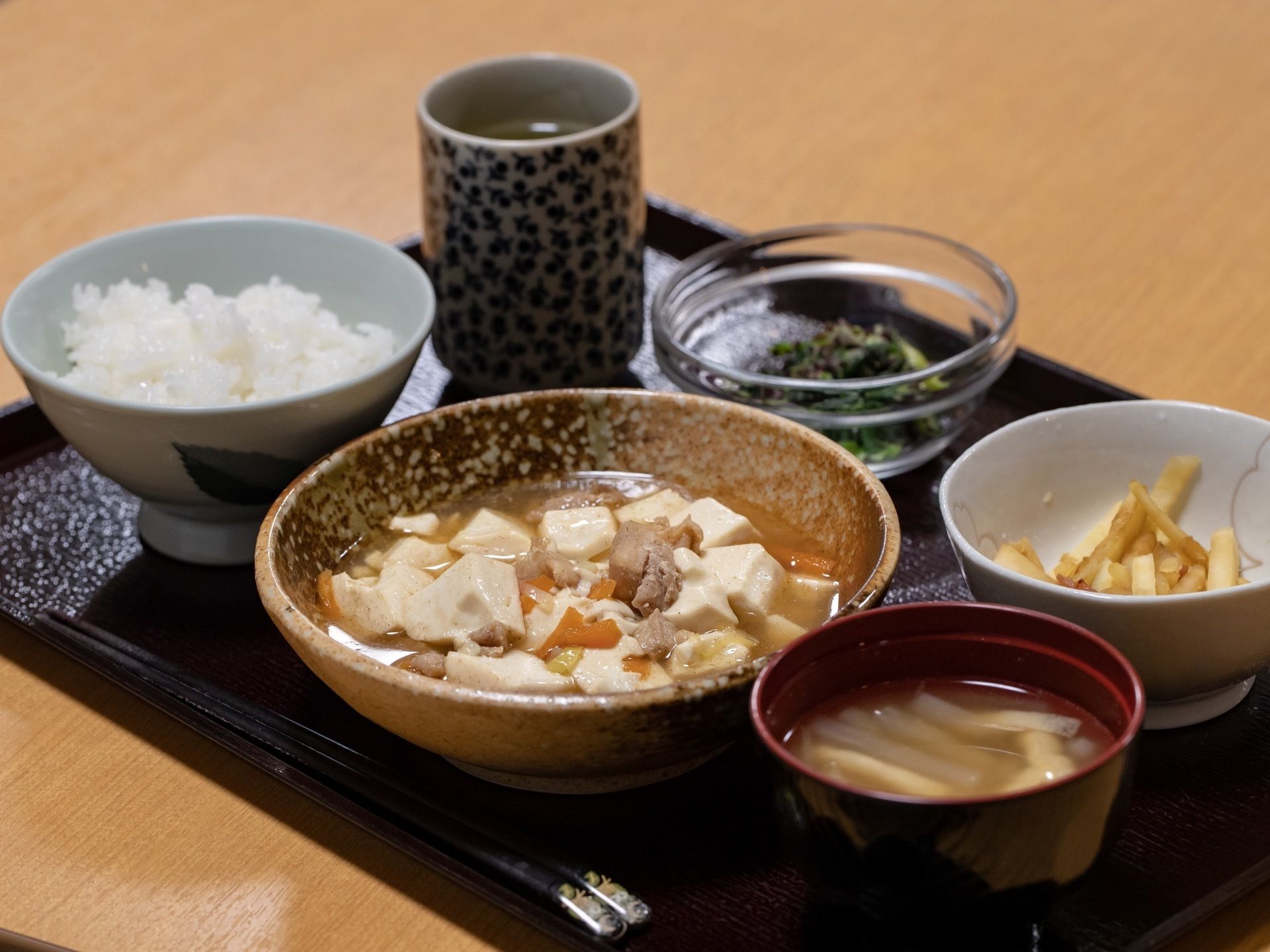 食事は膳にのせられている。ご飯に汁物、主菜に副菜とボリュームもある。健康を考えられたメニューである。