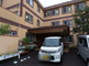 介護施設の外観と駐車場