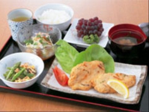 ご飯と汁物、煮物やフルーツなど、彩りよく栄養のある食事