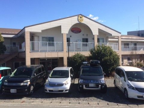 「グループホームふれんど」の外観。駐車スペースを設けている。