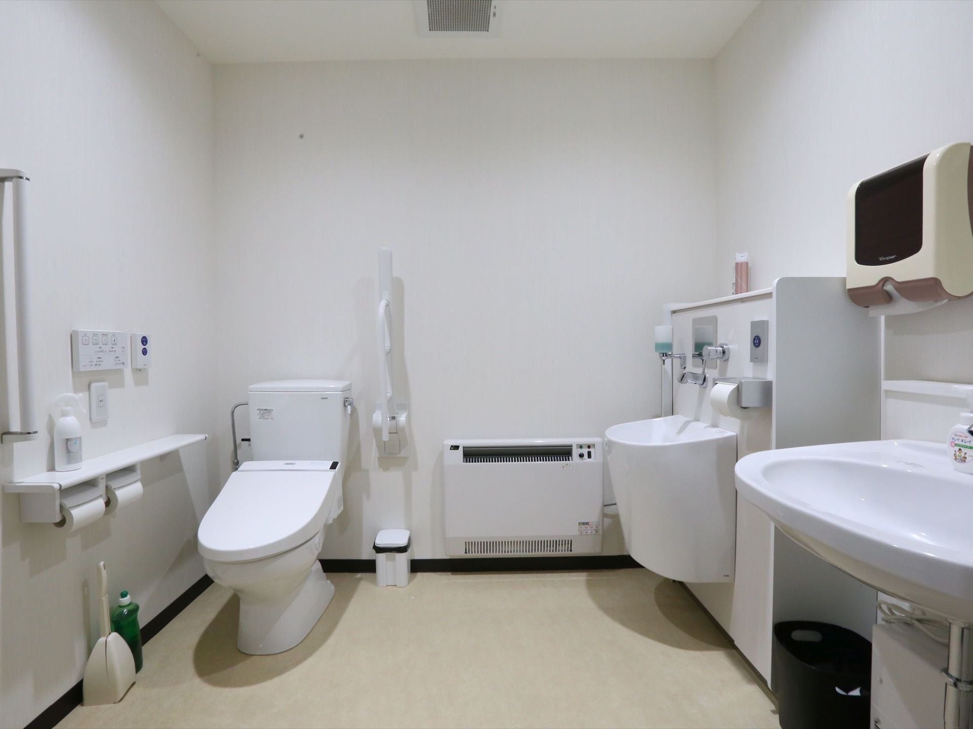 共用設備として用意されているトイレ。広いつくりになっており、車椅子のままで入って使用できる設備が完備している。