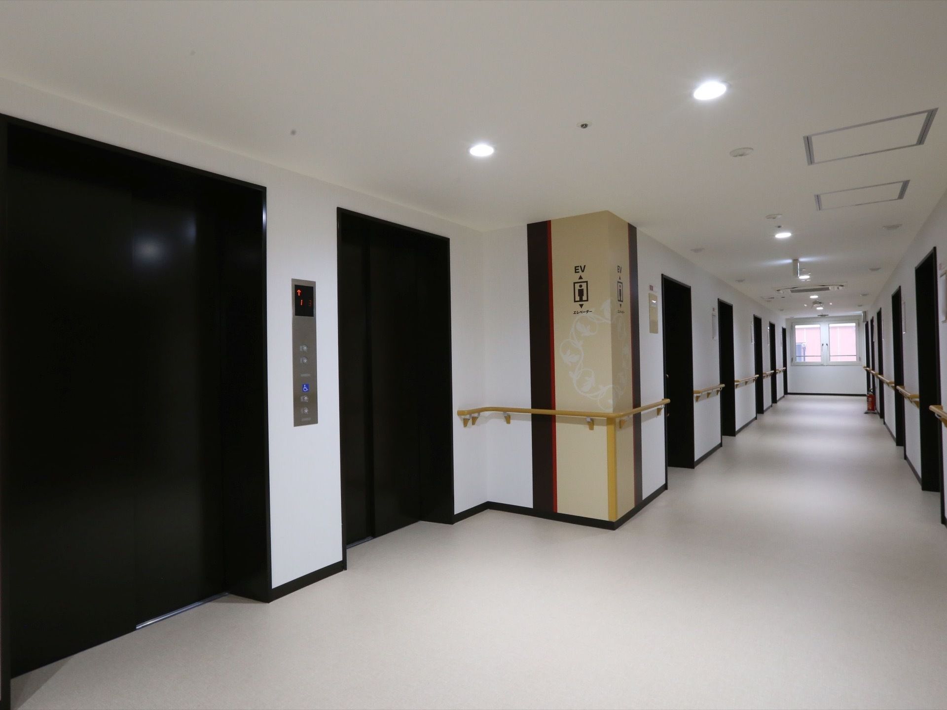 ４階建てとなっている施設内の各フロアを結ぶエレベーター。色違いになった壁にピクトグラムでその場所が分かるようになっている。