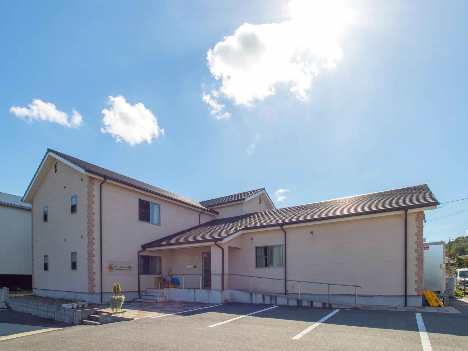 一軒家のような見た目が特徴の施設である。駐車場が完備されて、見学や面会などには気軽に車を利用できる。