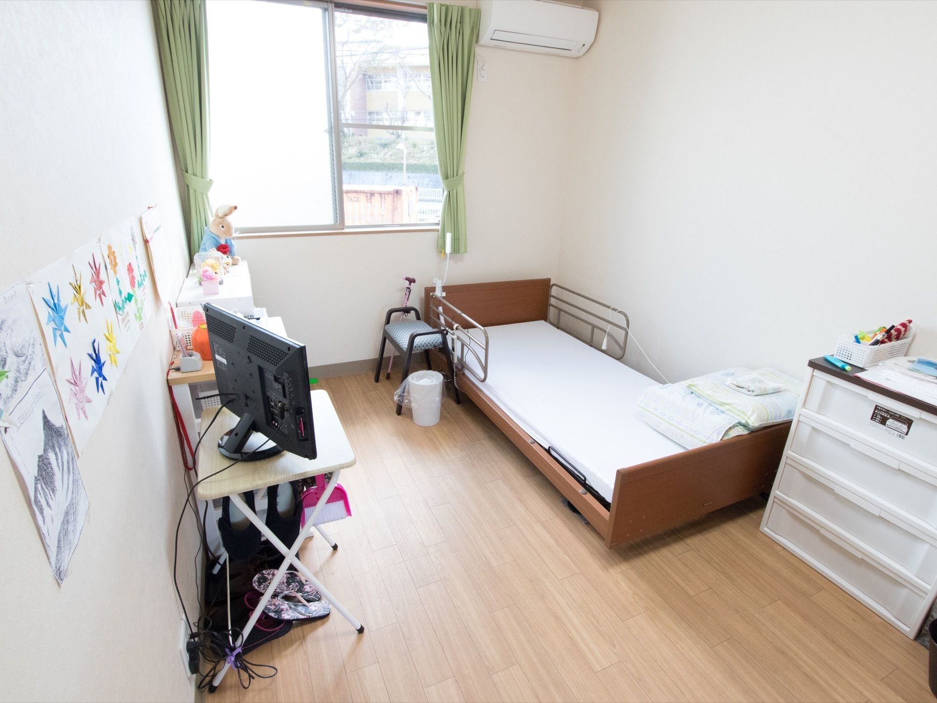 居室には、入居者様の好きな家具、愛用していた物などを自宅から持ち込んで、自宅同様に過ごしやすい空間をつくることができる。