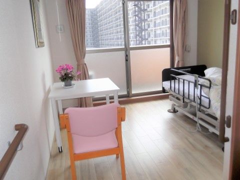 掃き出し窓になっており、転落防止柵付きベッドがある居室