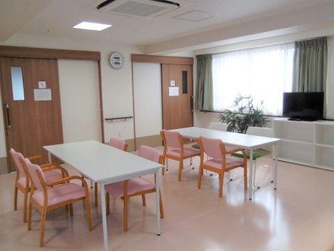 窓からレースカーテン越しに明るい光が差し込んでいる。テレビも備え付けられた食堂では、食事だけではなく歓談を楽しむこともできる。