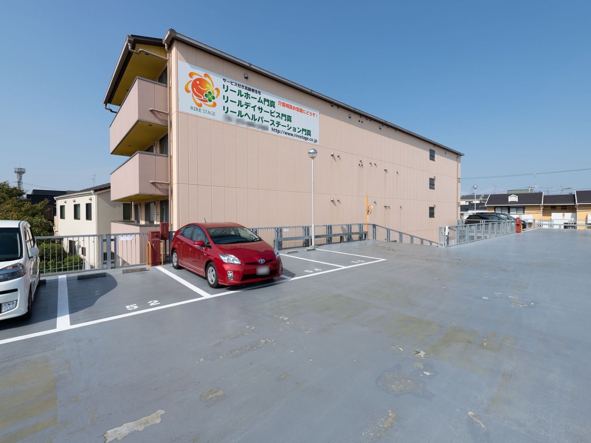 施設では駐車場を広く完備している。１、２階を駐車場としており、遠方からのご家族様のお越しにも対応できる。