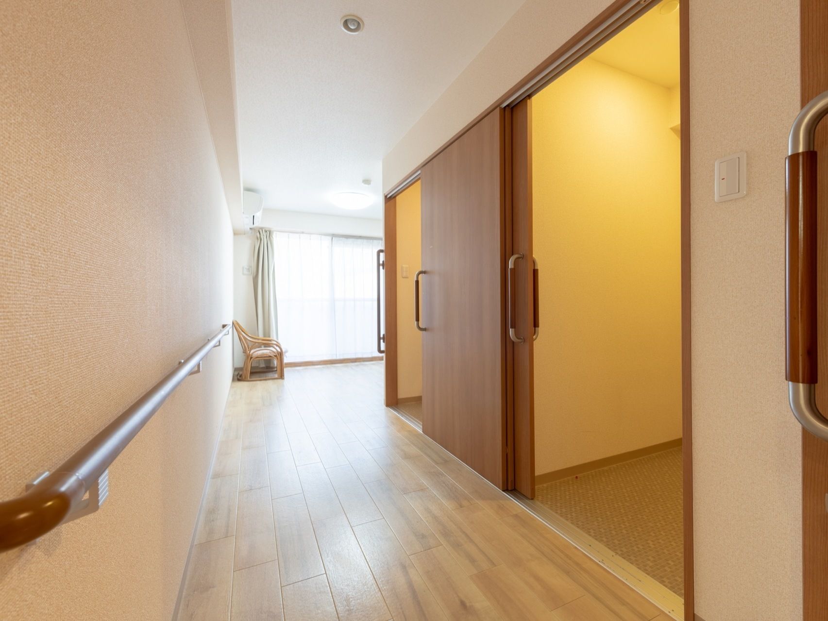 居室のドアを開けると、右手にはトイレなどの水廻りの設備がそれぞれ個室で設置されている。通路を進んだ先に部屋が広がっている。