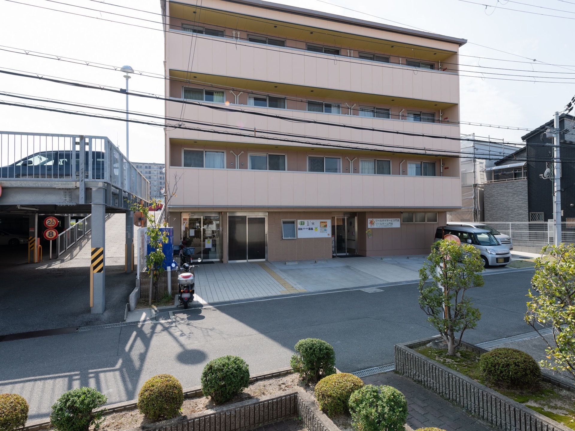 ４階建ての集合住宅のような外観。各居室にベランダがついているので、気分転換に外の景色を眺めたり、空気の入れ替えをしたりすることができる。