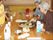 皆で料理を楽しむ居室