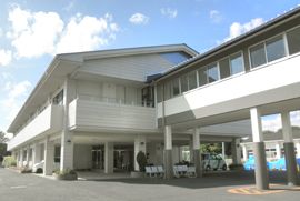 明るい日差しの建物入口