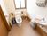 広々としたトイレに小窓がついており、日差しが差し込んでいる。温水洗浄便座の横に手すりがある。