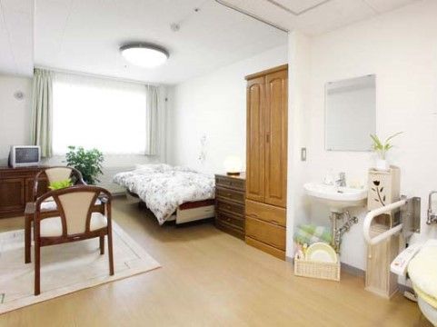 居室はとても広々としている。しきりとなる壁がないので、そのまま洗面台やトイレを利用することができて不自由さがない。