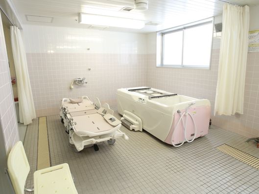 大型介護器具がある浴室
