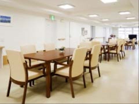 食堂はかなり広めで全員が一度に食事をとることができる。一直線に見渡せるので緊急時にも対応が可能である。
