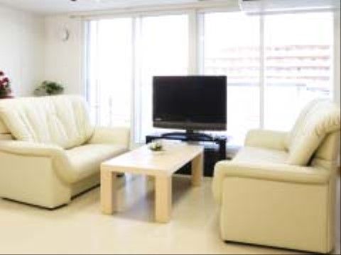 談話スペースには大きめのソファが設置されている。食後の休憩時にも利用でき、テレビ鑑賞も楽しむことができる。