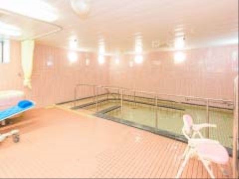 入居者様同士が入浴することが可能な大浴場も完備している。転倒防止も考え手すりも設置しているので、安心して入浴できる。