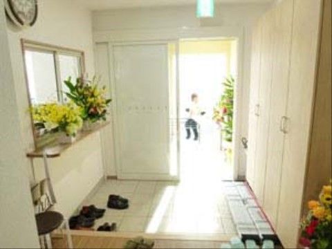 明るく開放的な玄関入口