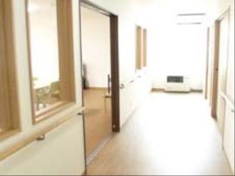 明るく広々とした廊下