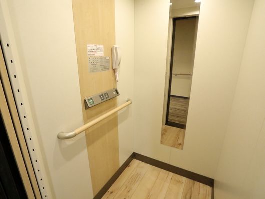 エレベーター内部