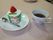いちごとクリームがのったカップケーキと紅茶である。入居者様同士でスイーツを味わいながら、楽しいひとときが過ごせる。