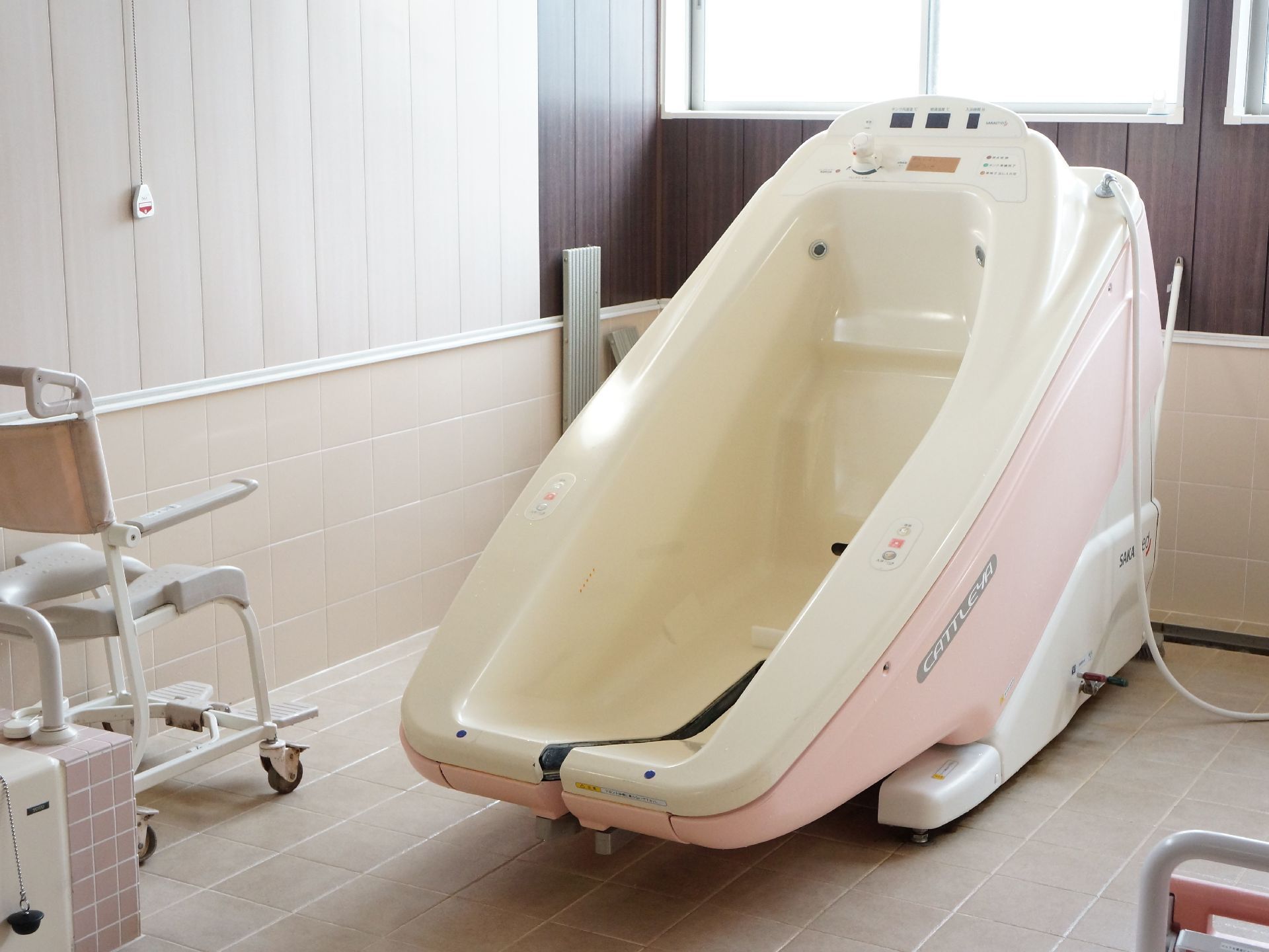 施設内には介護用入浴機器が置かれた、広々としたバスルームを完備している。室内には専用の椅子が置かれている。