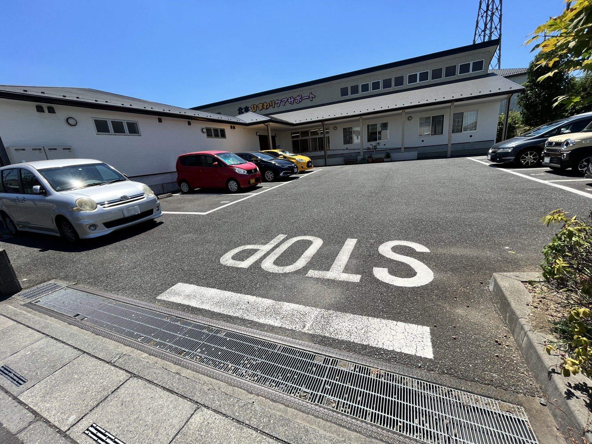 明るく広々とした施設外観
