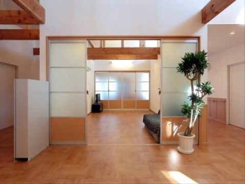木の温もりを感じる広々とした談話スペースが完備されている。大型液晶テレビやソファが置かれていて、自由にくつろげる。