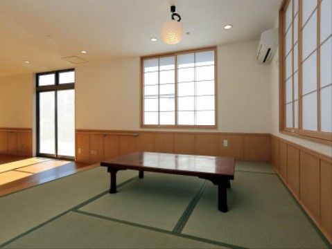 施設内には、洋室と和室の２部屋ある居室がある。障子や和風のLEDライト、エアコン、テーブルが備わっている。