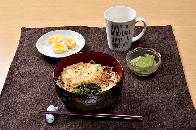 かき揚げそばと焼売と抹茶プリンのセット