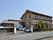 閑静な住宅街に佇む和風旅館のような趣がある建物の外観。道路に面した建物の周りを垣根と塀に囲まれている。