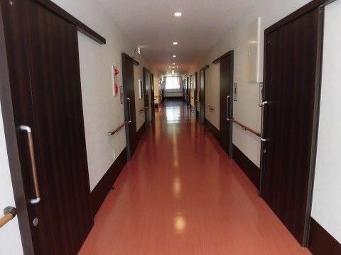 天井には等間隔で丸い照明が設置されている。各部屋の扉の色はダークブラウンで、スライド式となっている。