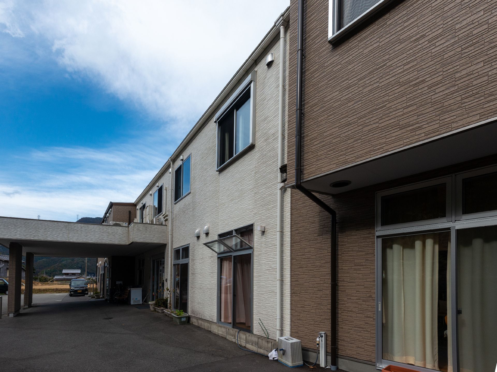 車寄せが設置された高齢者住宅の外観