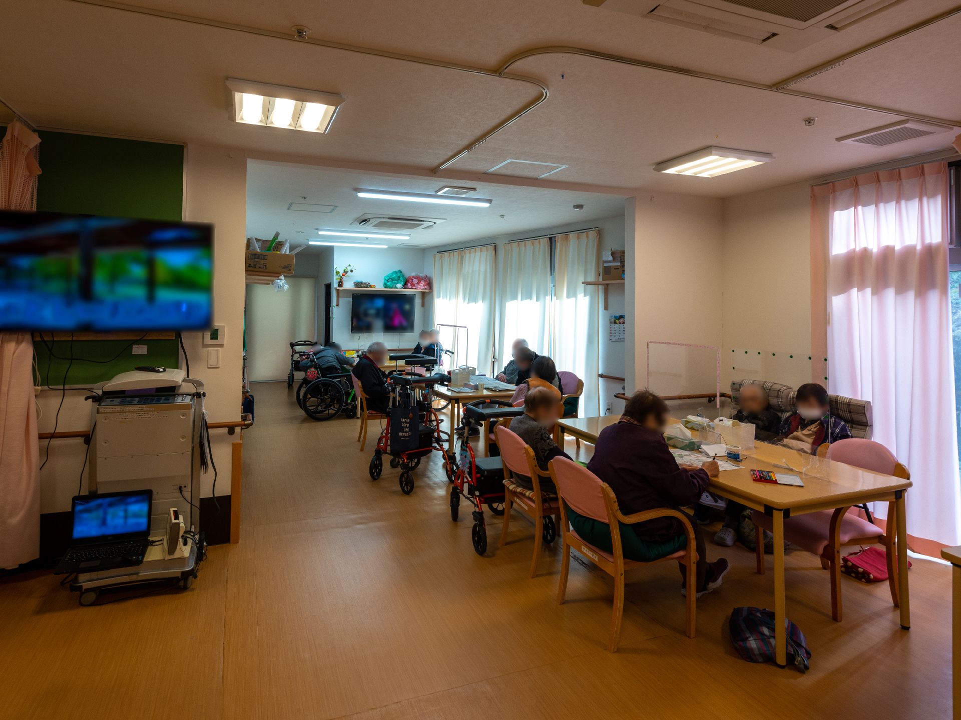 テレビやテーブルセットが配置された共有スペース