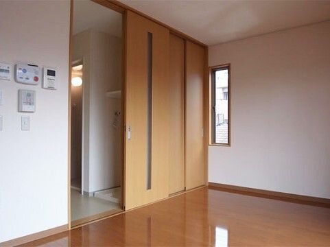 笑顔で話す高齢女性と女性ケアマネジャー