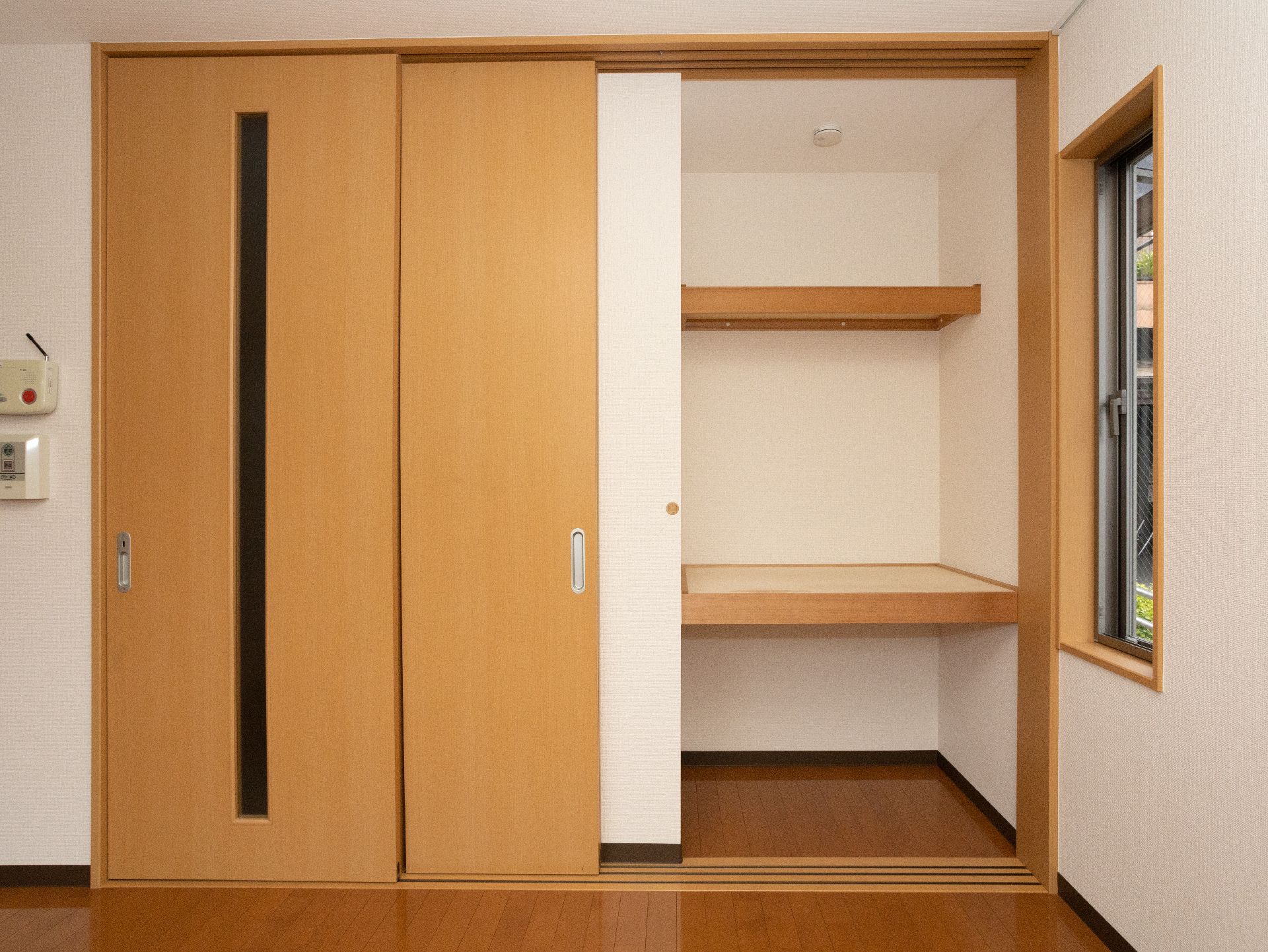 居室に設置された、服などをしまうことのできる収納棚