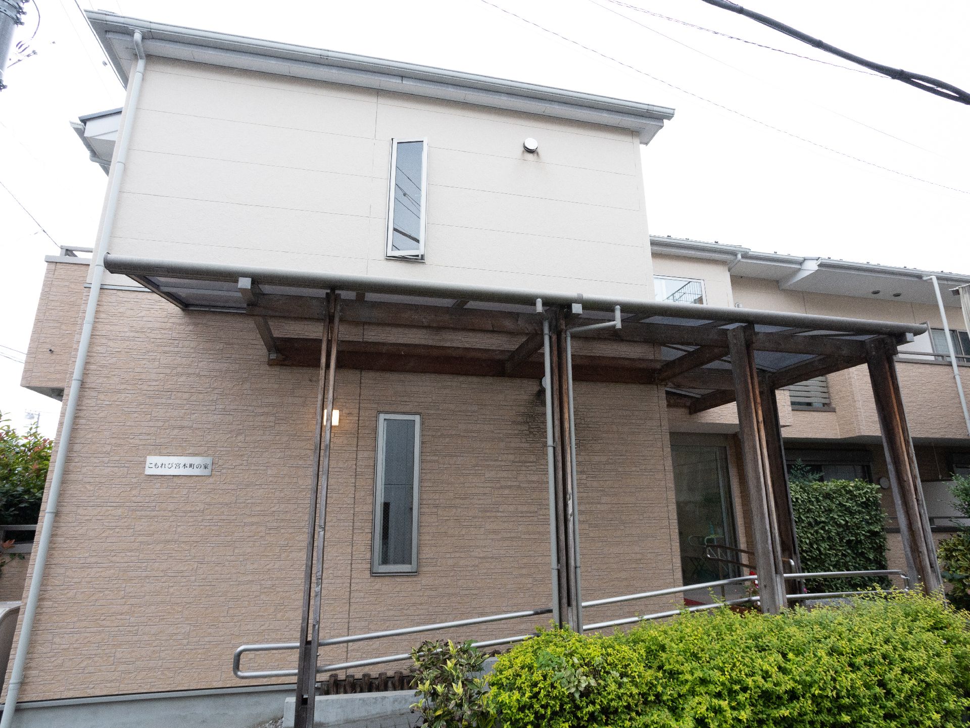 ２階建ての建物で、落ち着いた色合いでお洒落感がある外観
